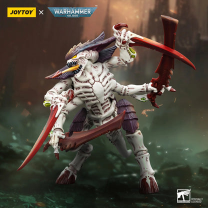 tyranids action figure with red and brown weapons on a white background, featuring Joytoy and Warhammer 40k logos.